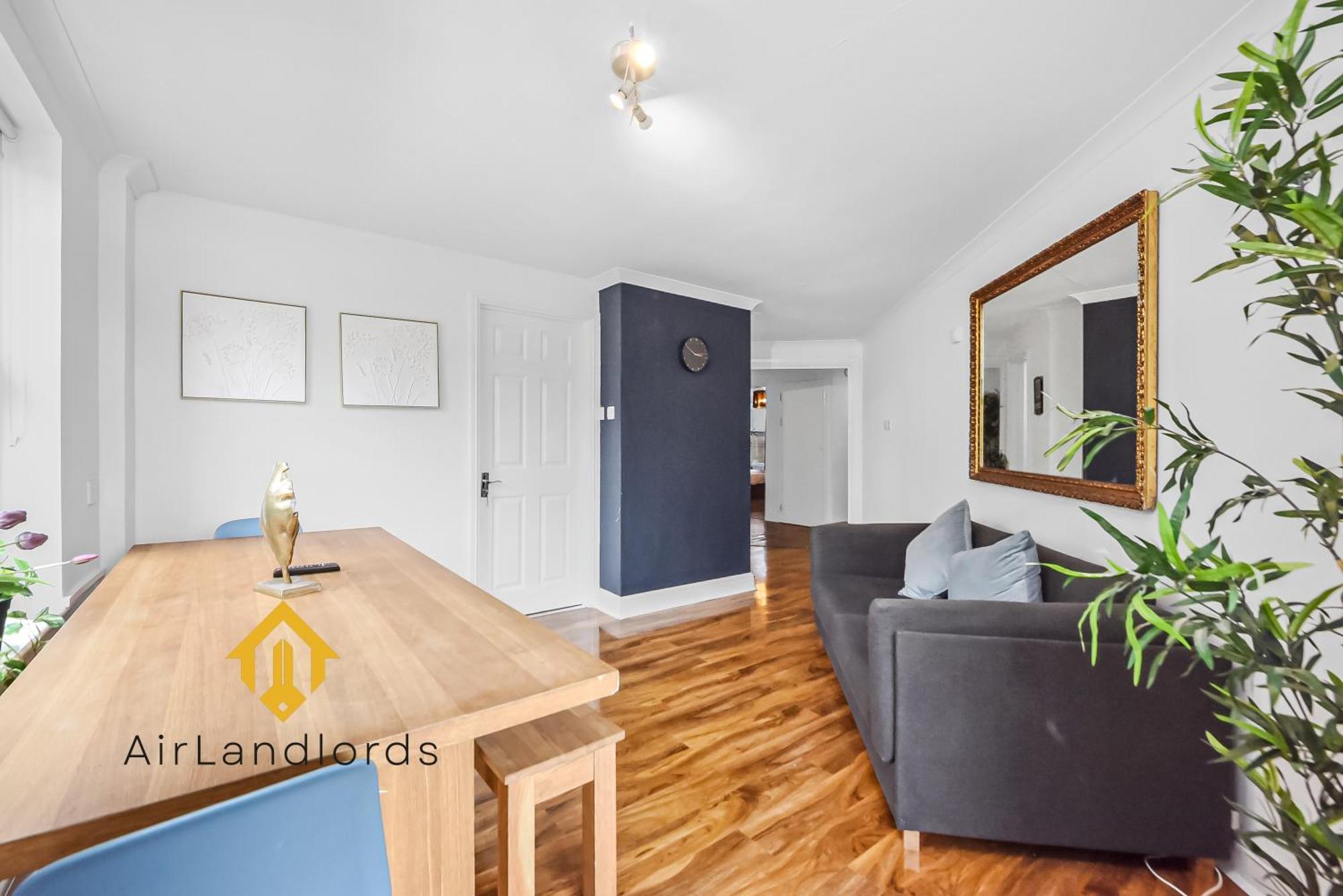 Superb 3 Bedroom Flat- Amazing River View 5 Stars * London