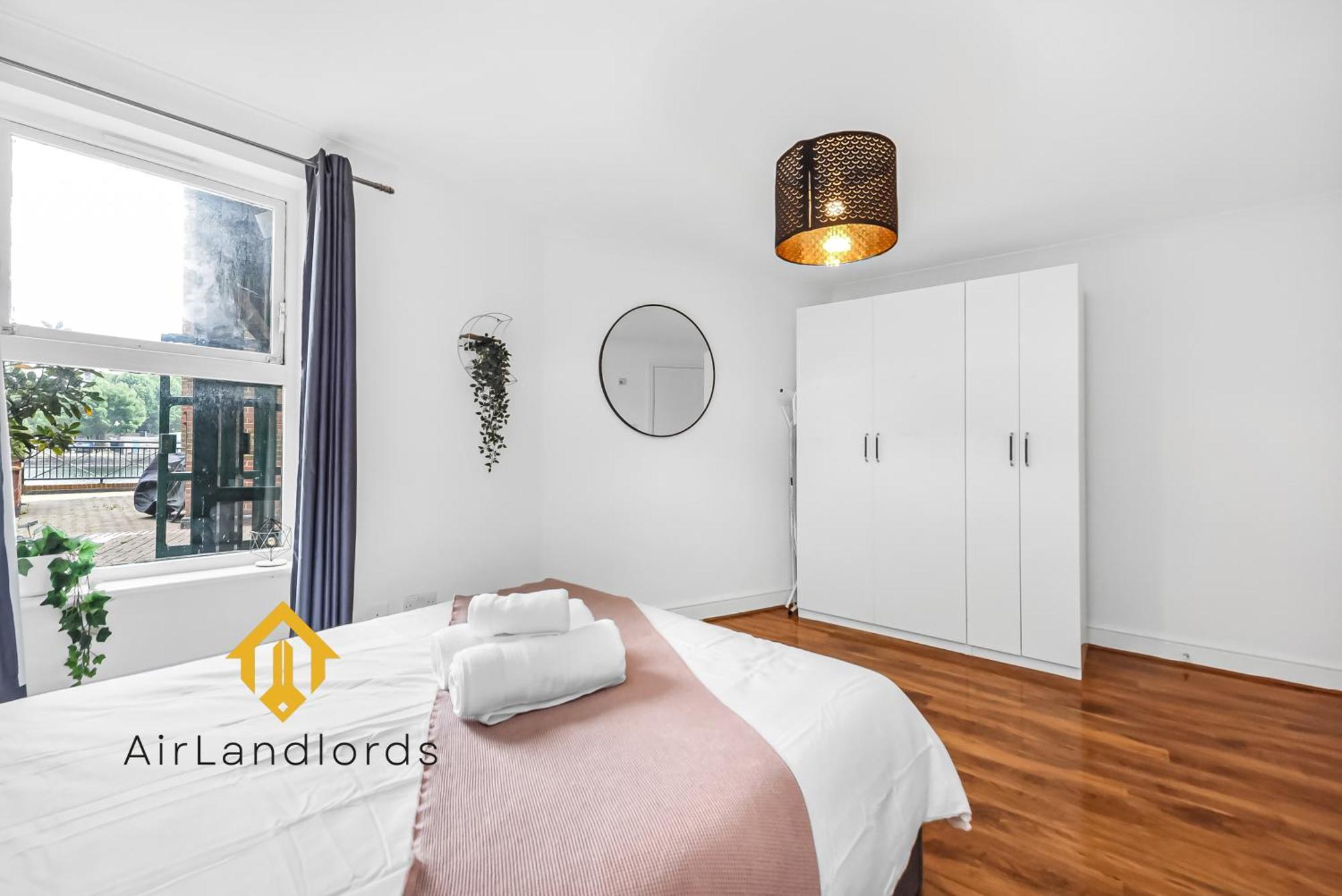 Superb 3 Bedroom Flat- Amazing River View 5 Stars Apartment London