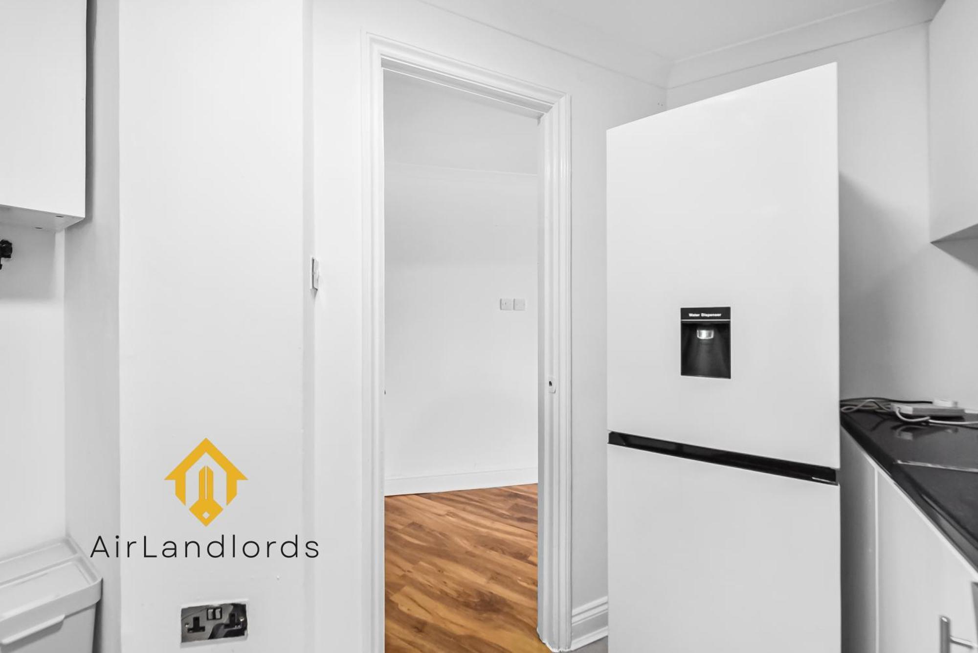 Superb 3 Bedroom Flat- Amazing River View 5 Stars London