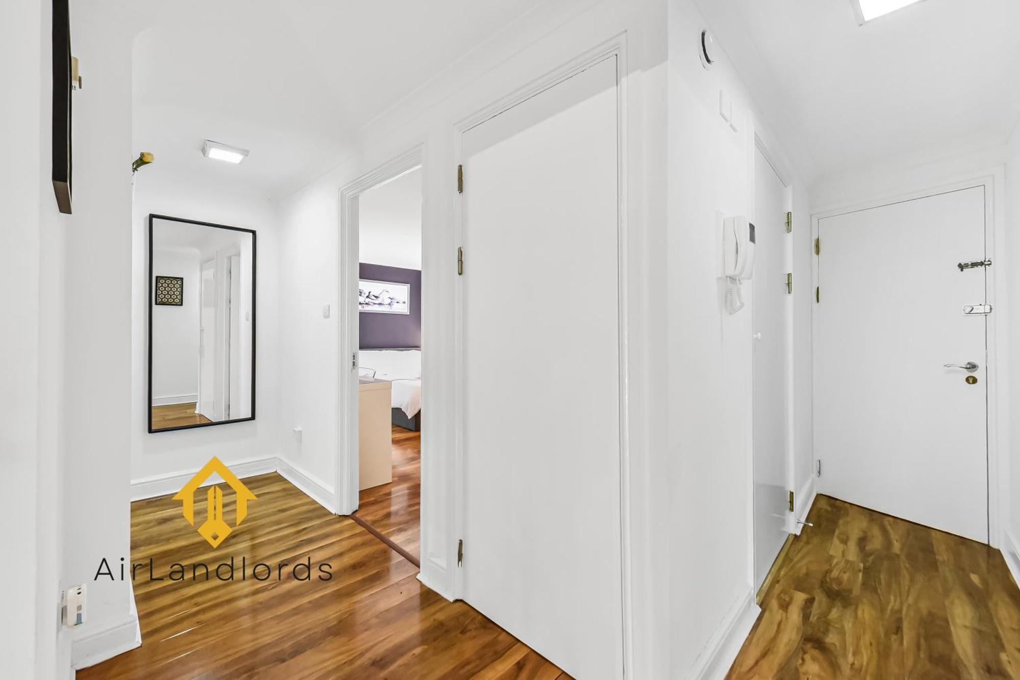 Superb 3 Bedroom Flat- Amazing River View 5 Stars Apartment London